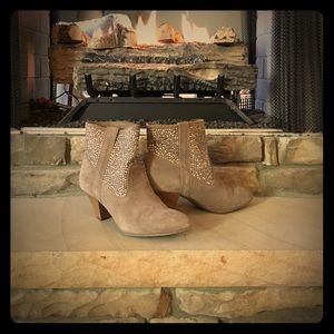 American Eagle size 8 gold/silver studded booties